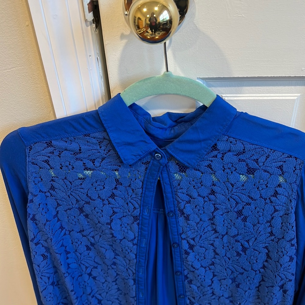 Hollister Blue Lace in front. Button Down Shirt Size XS